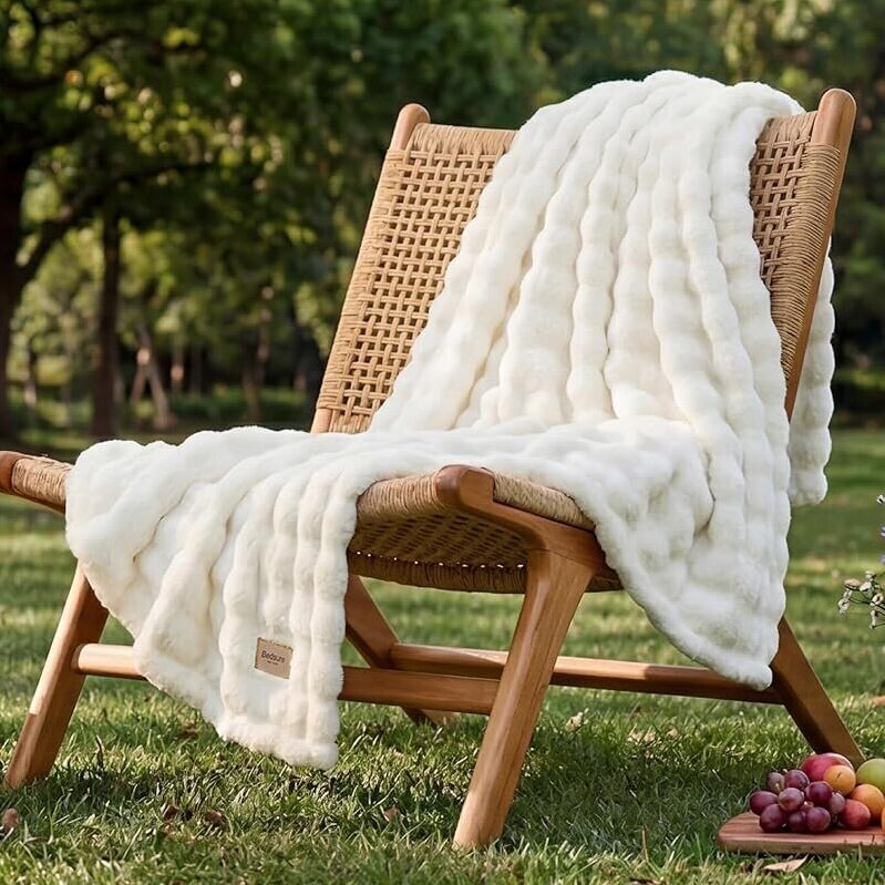 Bedsure 3D Fleece Bubble Blanket - Cozy and Stylish Home Decor