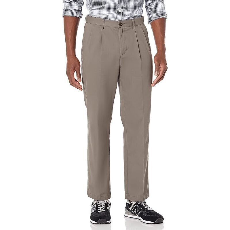 Amazon Essentials Men's Classic-Fit Wrinkle-Resistant Pleated Chino Pant