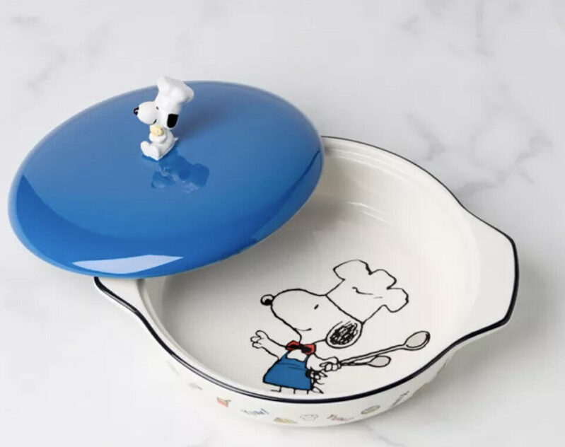 Half-Priced Lenox Snoopy Covered Casserole - A Must-Have for Kitchen Enthusiasts!