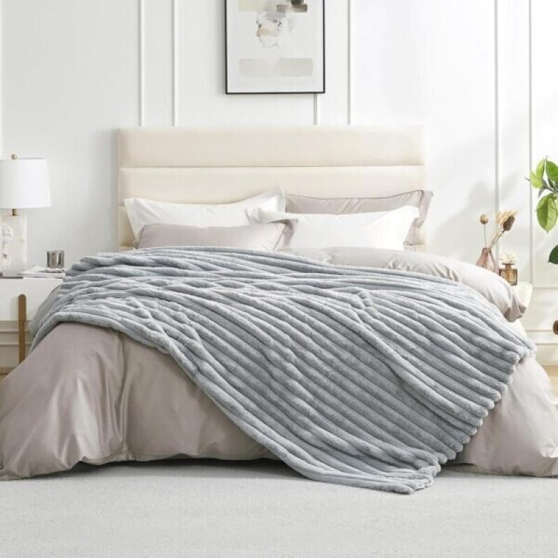 Luxurious Faux Fur Blanket for Sofa - Soft and Comfortable